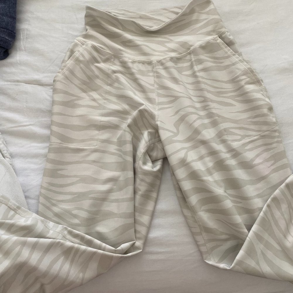 Old Navy Women's Cream and White zebra jogger leggings - Picture 4 of 5